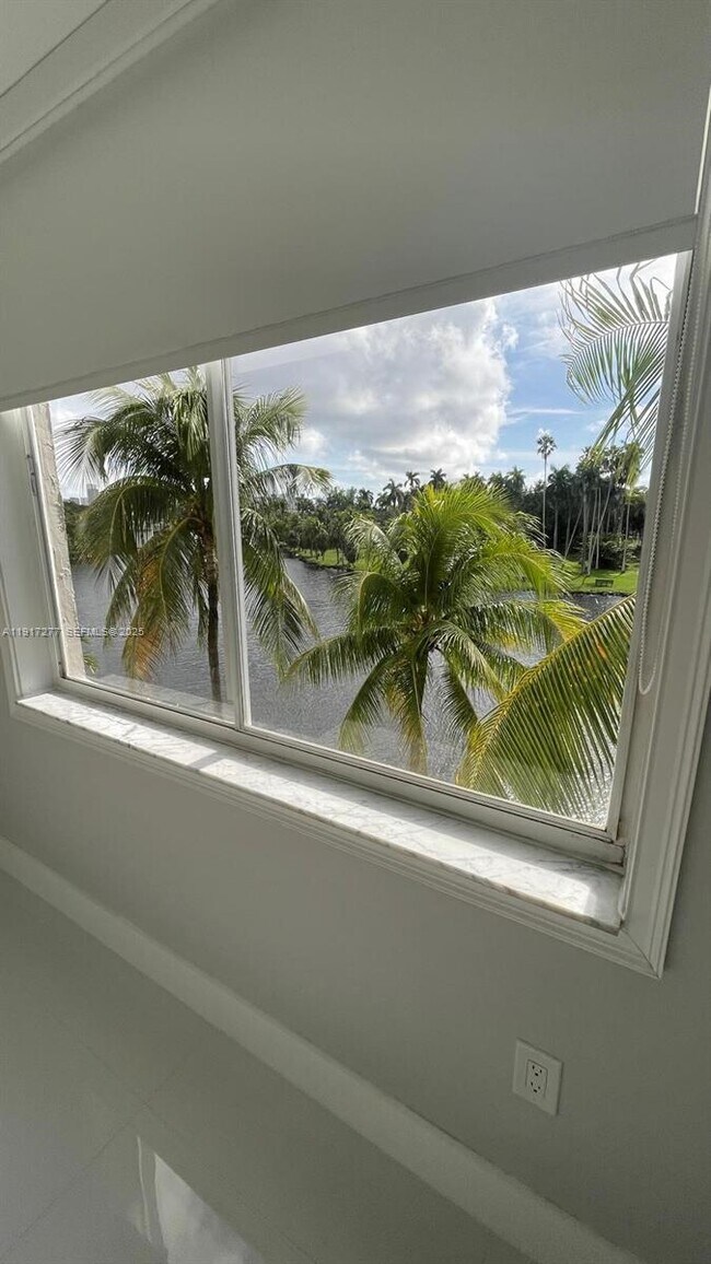 Building Photo - 1740 NW N River Dr