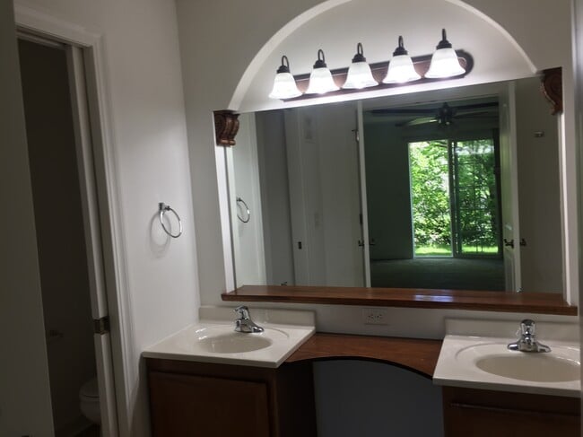 Building Photo - 2778 Hidden Dr