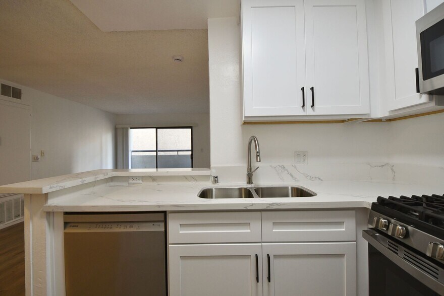 Building Photo - 7032 Remmet Ave