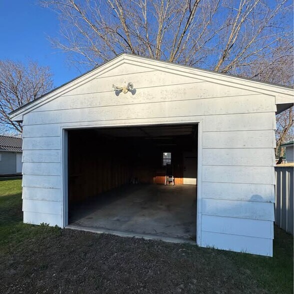 Building Photo - 622 4th Ave SW
