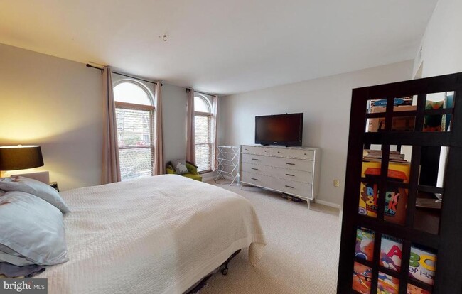 Building Photo - 31 Canterbury Square