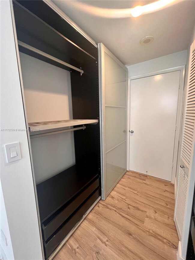 Building Photo - 870 Brickell Bay Dr