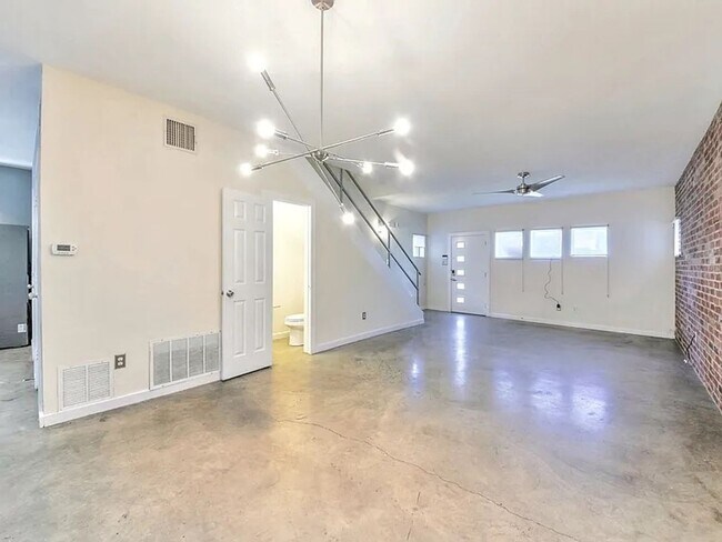 Building Photo - Stylish Two Story Townhome in the Cedars District of Dallas