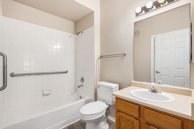 Building Photo - 2 bedroom Condo ,Gated community  Hillsbor...