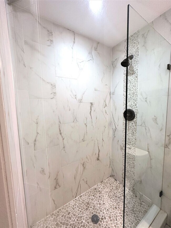 Building Photo - ** CENTRAL NAPLES ** 3 BED + DEN / 2 BATH ...