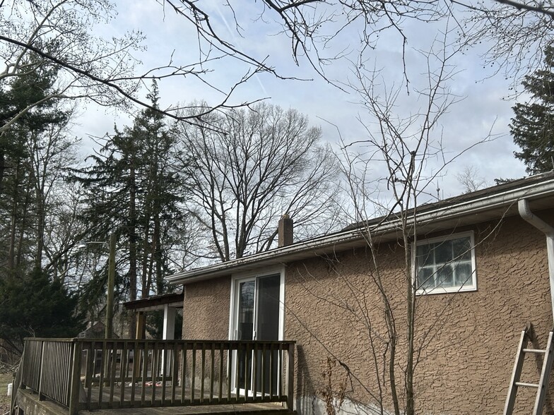 Deck - 1520 Harvey Ln