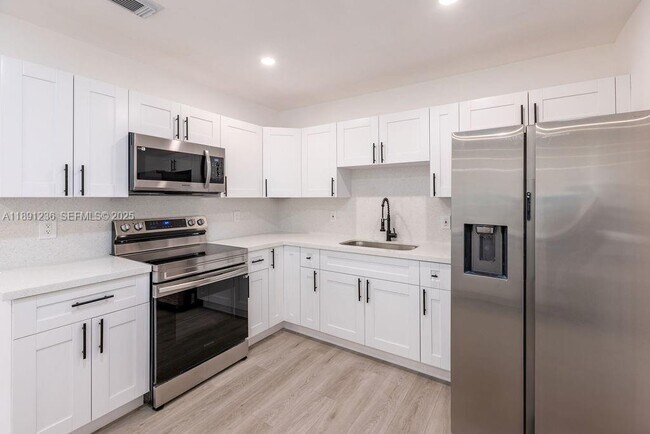 Building Photo - 355 SW 17th Ave