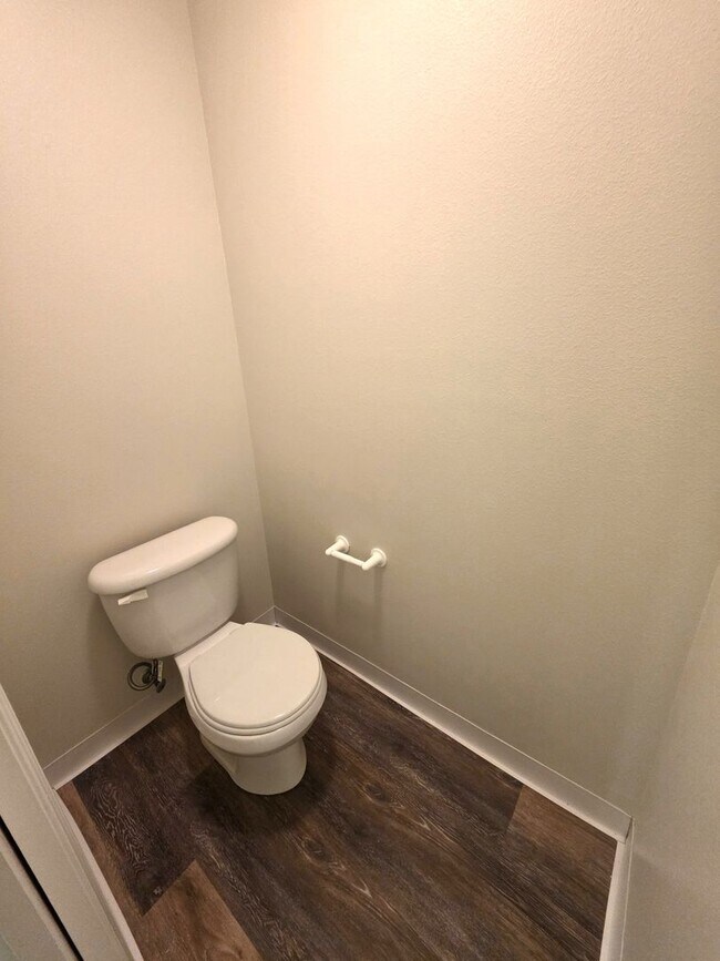 Building Photo - Spacious Duplex off Crescent