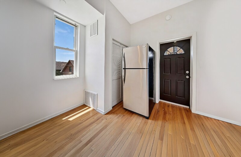 Building Photo - 4106 S Lake Park Ave