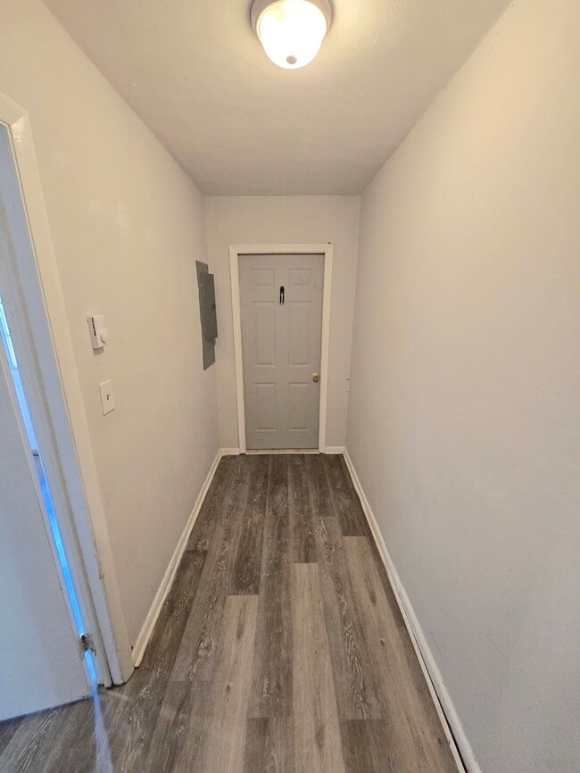 Building Photo - BEAUTIFUL TWO BEDROOM 1.5 BATHROOM APARTME...