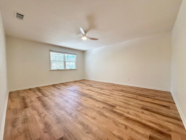 Building Photo - 130 Valley Club Cir