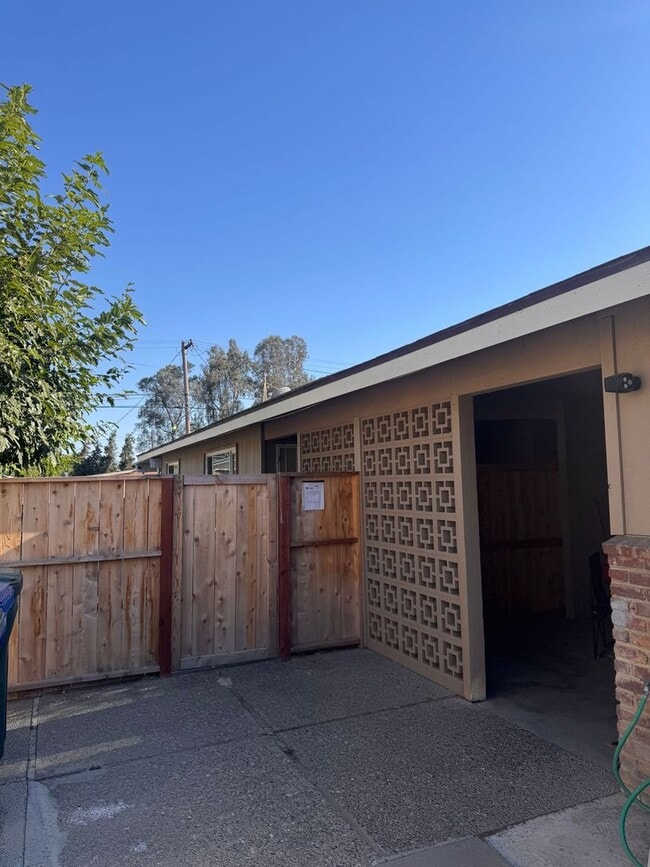 Building Photo - 1020 E Brown Ave