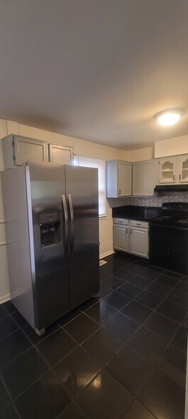 Kitchen - 7006 Coolridge Dr