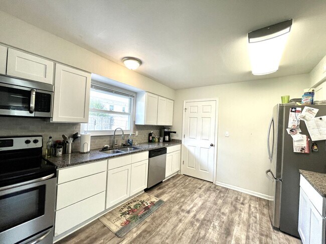 Building Photo - Rare, sought-after 5 bedroom home in Pembroke Meadows.