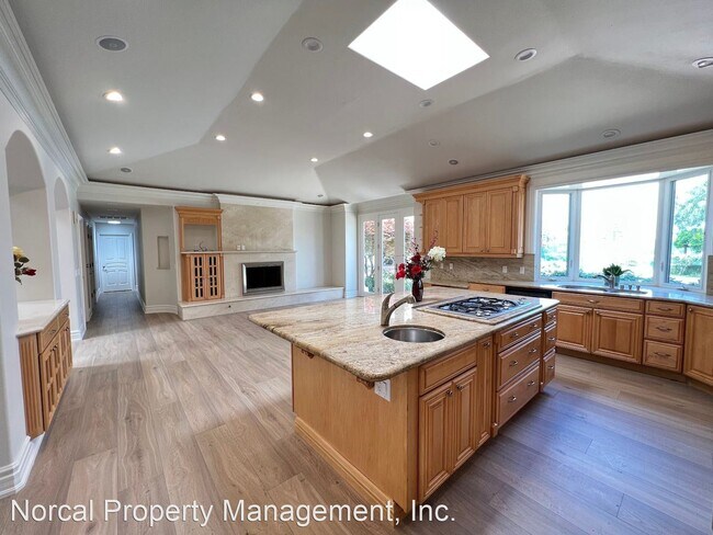 Building Photo - 5 br, 4.5 bath House - 1425 Villa Dr