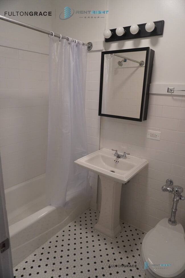 Primary Photo - 1712 W Albion Ave
