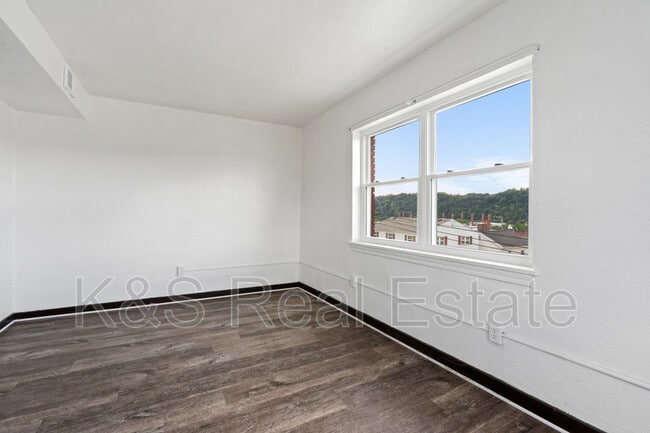 Building Photo - 144-144 W 9th Ave