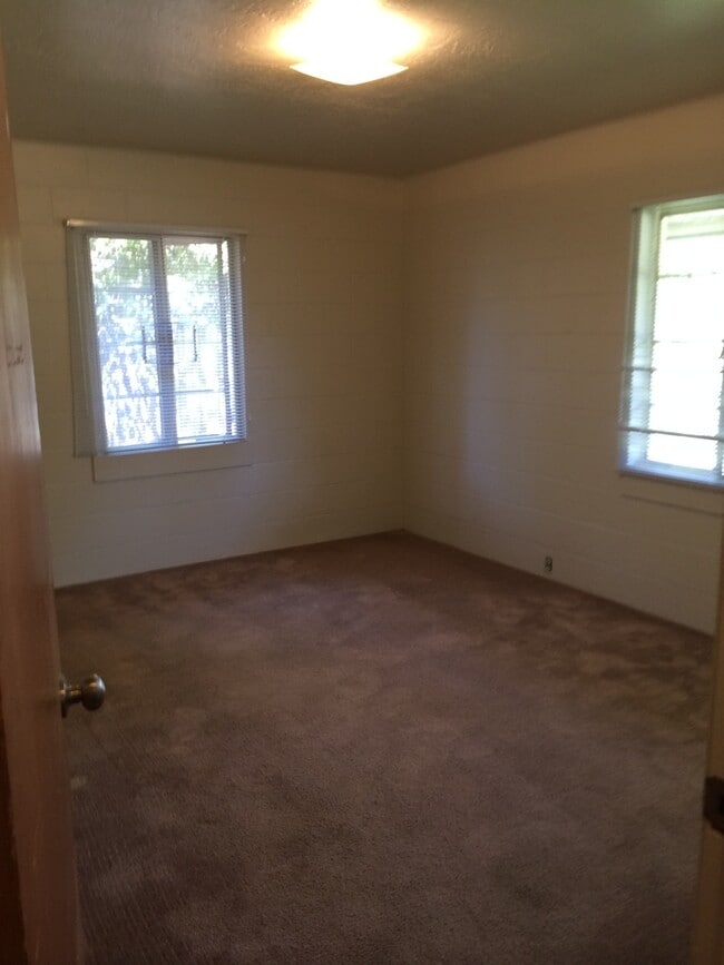 Building Photo - Home located steps from Downtown Davis & Campus