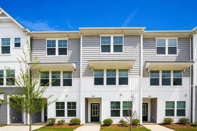 Building Photo - 3-Bedroom, 3.5 Bath Townhome for Rent in Mooresville, NC | Attached Garage & Modern Kitchen