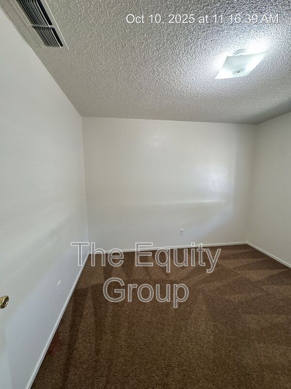 Building Photo - 2837 W Walnut Ave