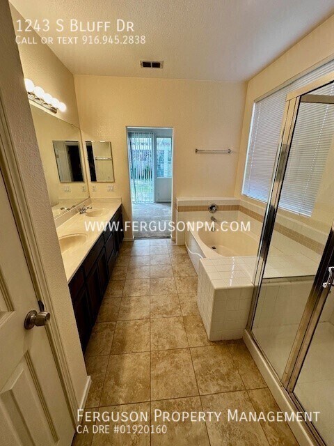 Building Photo - 1243 S Bluff Dr
