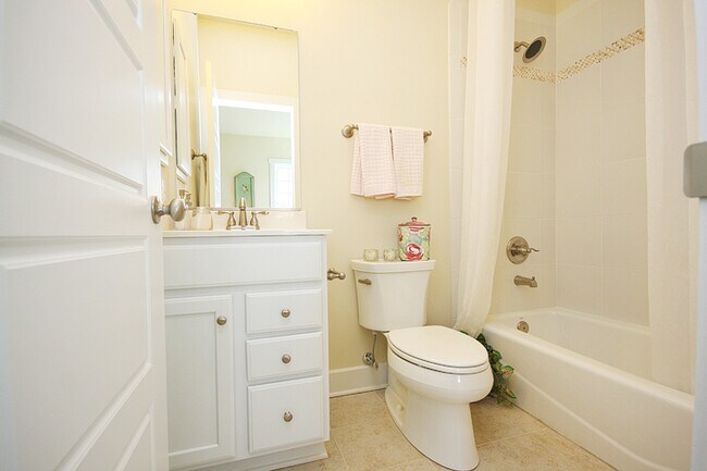 Building Photo - Inviting End-Unit Old Trail Townhome