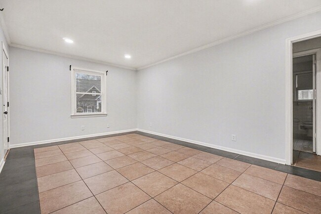 Building Photo - Nice 2BR/1BA Duplex in East Point!