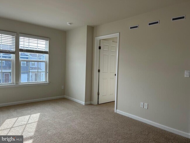 Building Photo - 167 Rae Ct