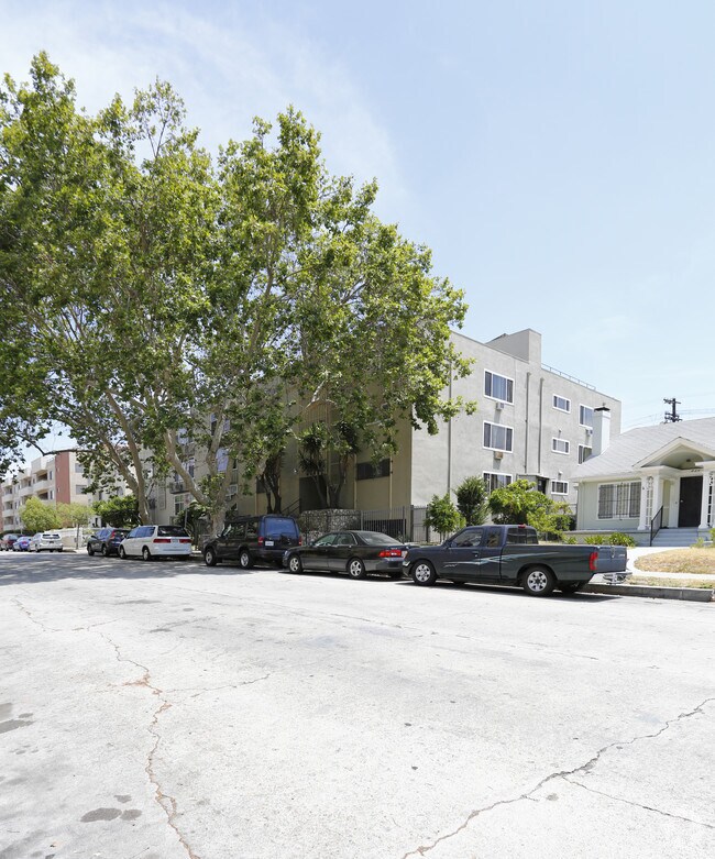 Building - 848 Gramercy Drive