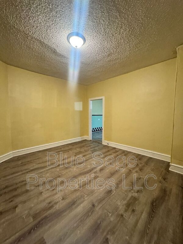 Building Photo - 906 Coates St
