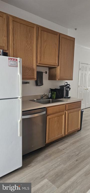 Building Photo - 422 Main St