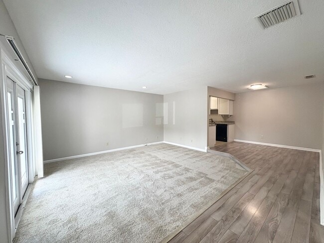 Building Photo - Audubon Park 2/2 Corner Unit Villa with La...