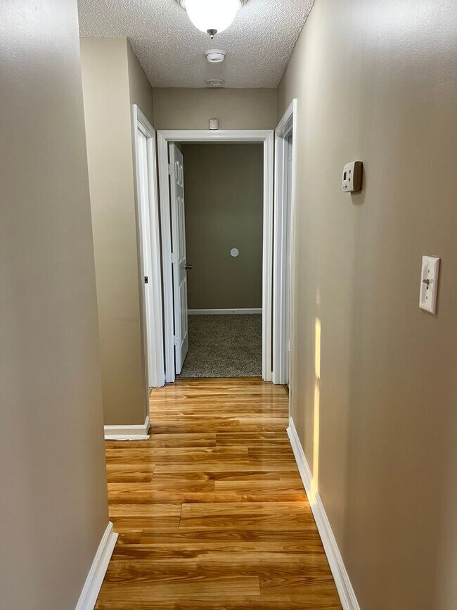Building Photo - Three Bedroom in Oak Grove