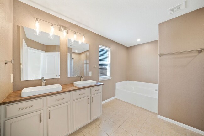 Building Photo - 12241 Cashton