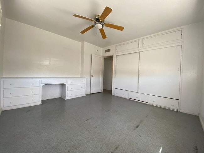 Building Photo - 155 1/2 North #C