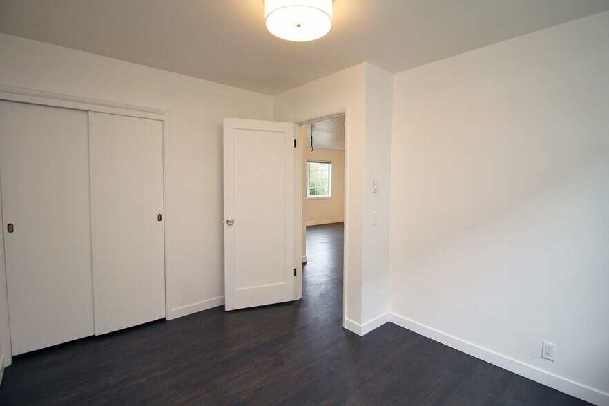 Building Photo - 5535-5535 SE 17th Ave