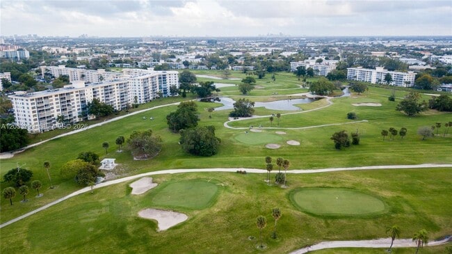 Building Photo - 2850 N Palm Aire Dr