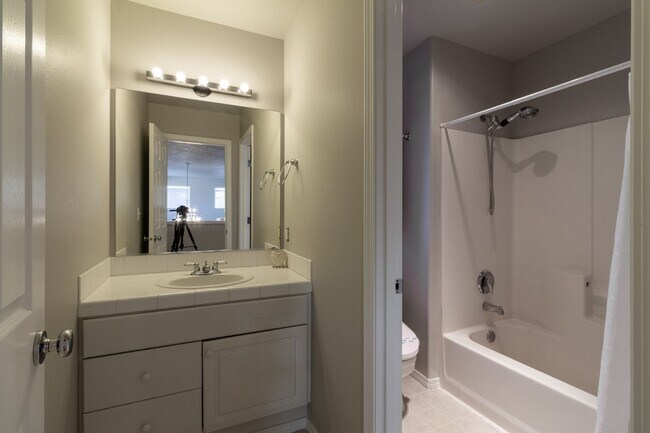 Building Photo - Beautiful 4 bedroom, 2.5 bathroom-Union Hi...