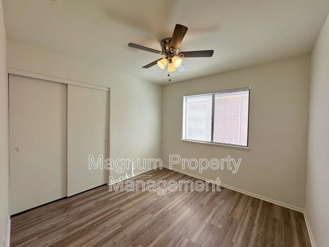 Building Photo - 27806 Hillpointe Dr