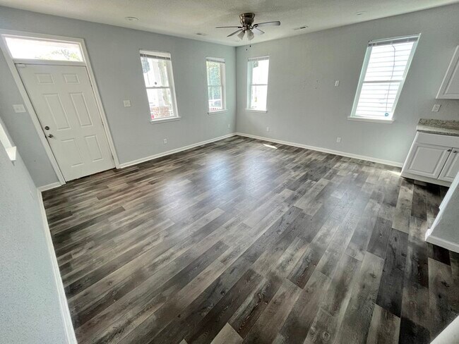 Building Photo - COME MEET YOUR NEW HOME! BRAND NEW & UPDATED!