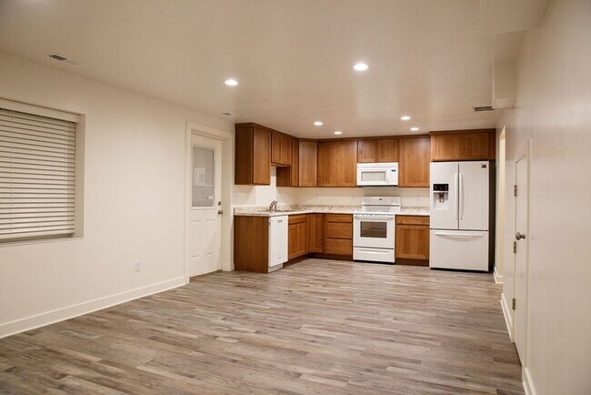 Building Photo - 1204 Sunrise Ln