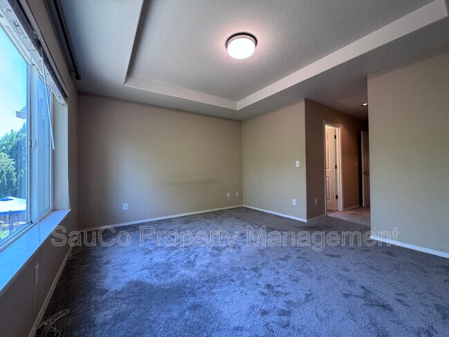 Building Photo - 948 SE Elina Ave