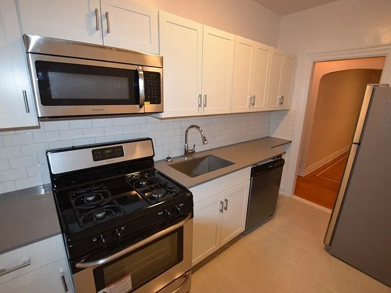 Building Photo - 25-10 31st Ave