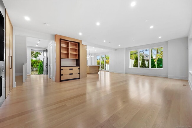 Building Photo - 187 Field Point Rd