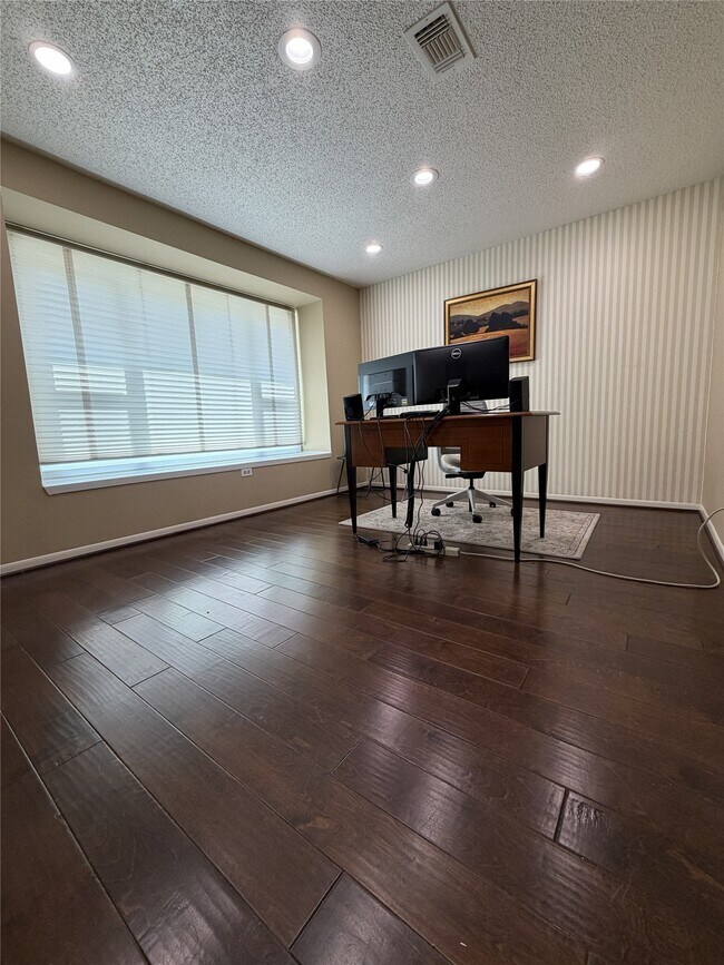 Building Photo - 2211 Brook View Ln