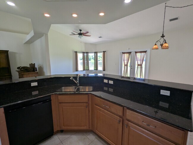 Building Photo - 411 SW Vista Lake Dr
