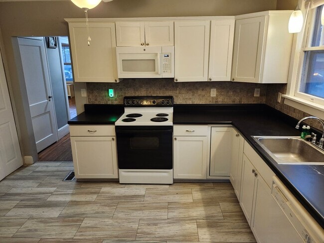 Building Photo - SHORT TERM Single Family 5 BR House in Harrisonburg Available NOW