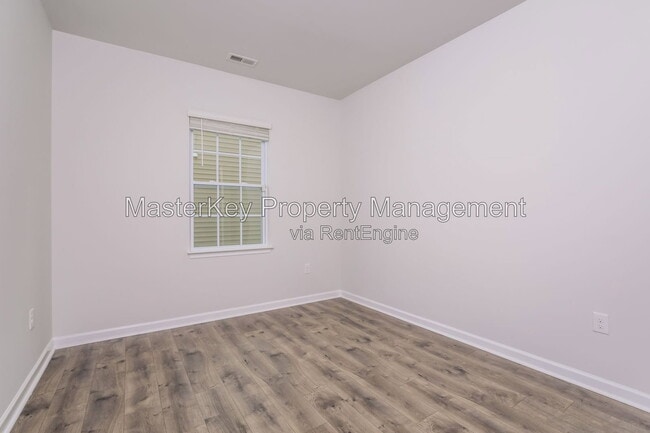 Building Photo - 633 Birchhead Dr