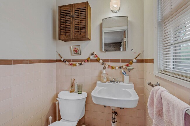 Building Photo - AVAILABLE NOW--- 3 Bed, 1.5 Bath in Eastgate