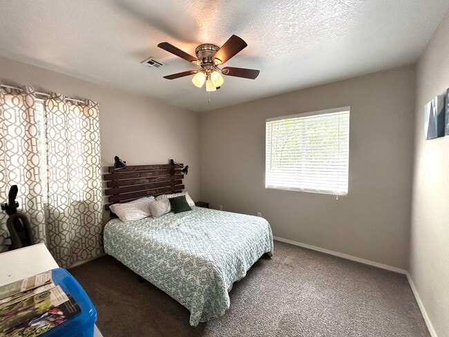 Building Photo - One level 3 bed/2 bath spacious home with ...
